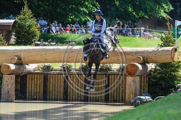 Kirsty Chabert_OPPOSITION HERALDIK GIRL_Bramham_PN23_75430