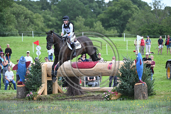 Felicity WARD_REGAL BOUNTY_EUR3DE23_91391