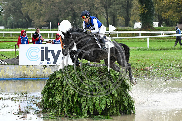 Kirsty CHABERT_OPPOSITION HERALDIK GIRL_Pau_PN24_176646