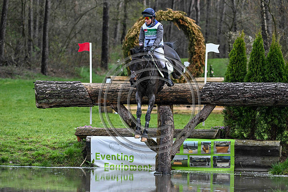 Kirsty CHABERT_Opposition Heraldik Girl_Krone_PN23_125701