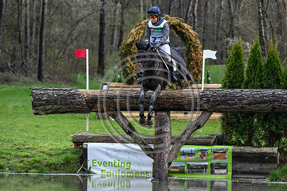 Kirsty CHABERT_Opposition Heraldik Girl_Krone_PN23_128031