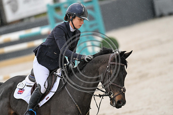 Kirsty CHABERT_Opposition Heraldik Girl_Krone_PN23_124735