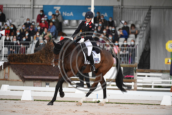 Laura COLLETT_LONDON 52 _PauCCI5_20PN_116271