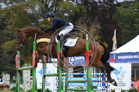 Pippa Funnell_BILLY WALK ON_Blenheim_20PN_122826